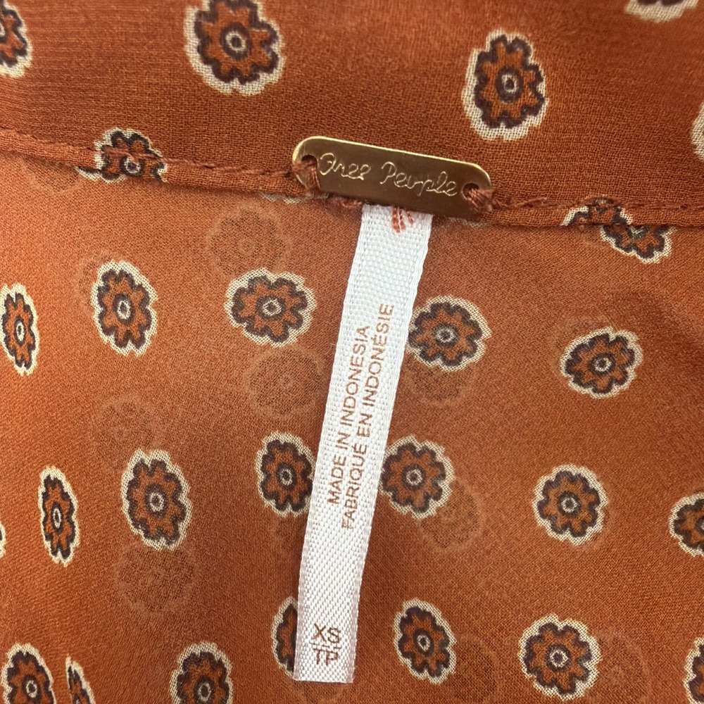 Free People Easy Rider Sheer Blouse Size XS Small Burnt Orange Paisley Pockets - Picture 6 of 8